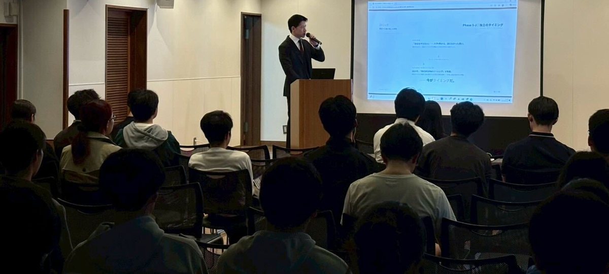 講演当日の様子：早稲田大学奉仕園 リバティホールで学生に向けて登壇する篠宮拓武