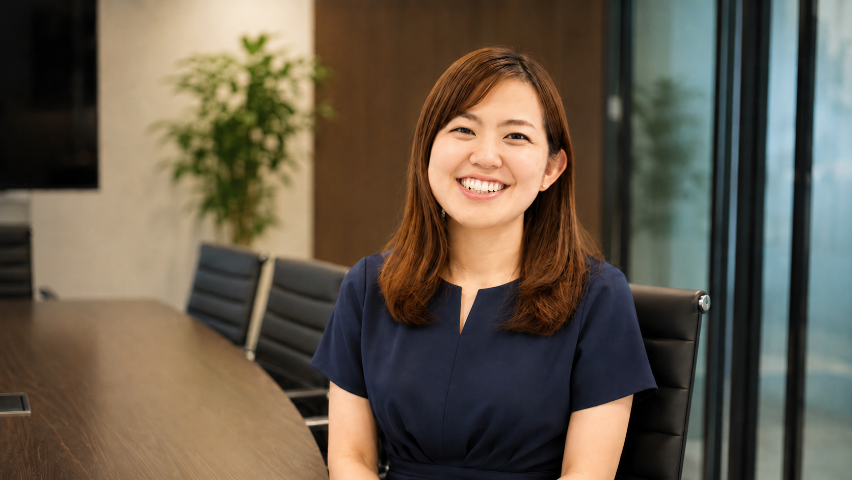 会議室で笑顔の若手女性